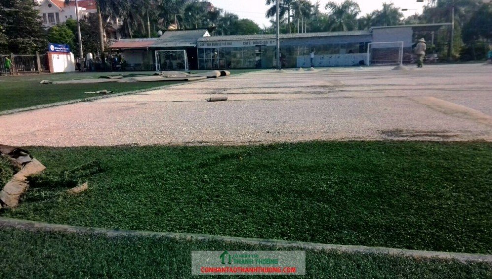 Phục hồi sân bóng đá cỏ nhân tạo bằng cách nào?