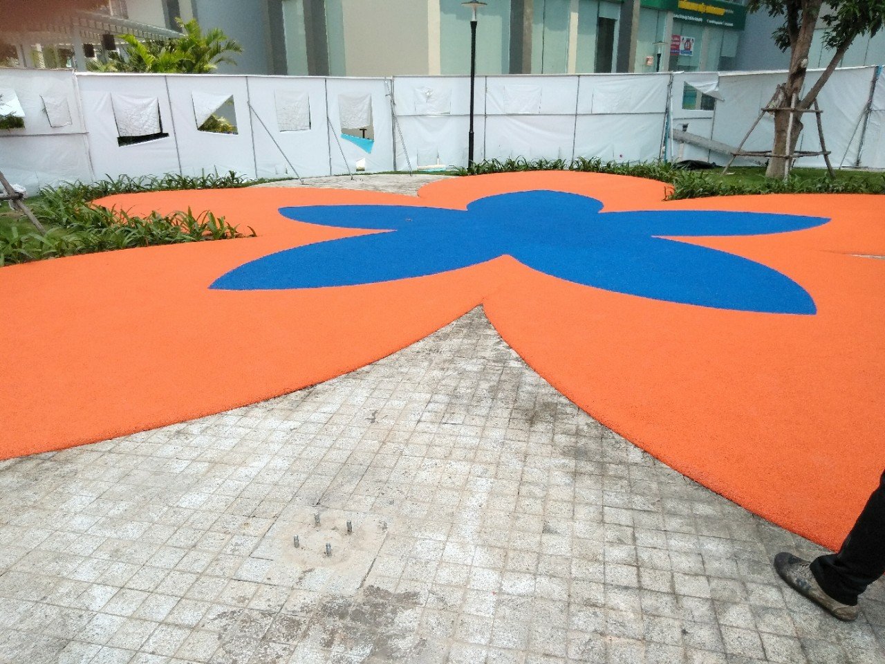 Hoàn thiện mặt sân cao su 