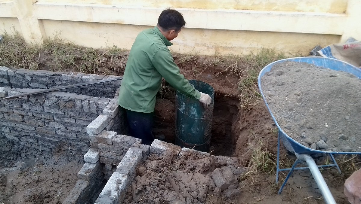  Đổ hố cột điện sân bóng đá cỏ nhân tạo