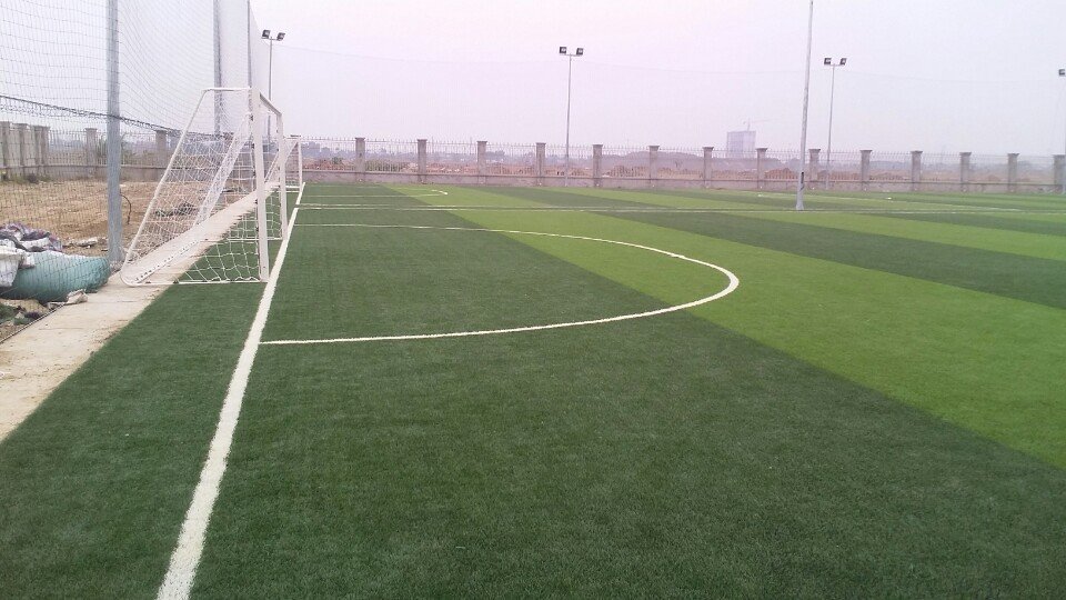 Thi công sân bóng đá tại Thạch Cầu - Long Biên - Hà Nội.