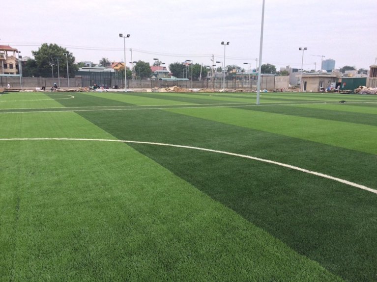 sân cỏ nhân tạo đã trải xong
