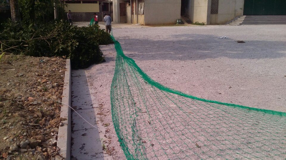 thi công lưới quây sân bóng