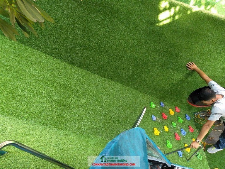 thi công cỏ nhân tạo sân vườn