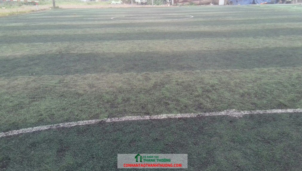 Mặt sân cỏ nhân tạo cũ
