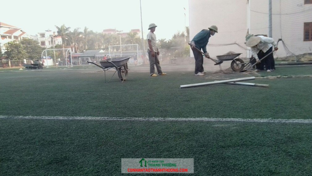 Lột sân bóng đá cỏ nhân tạo