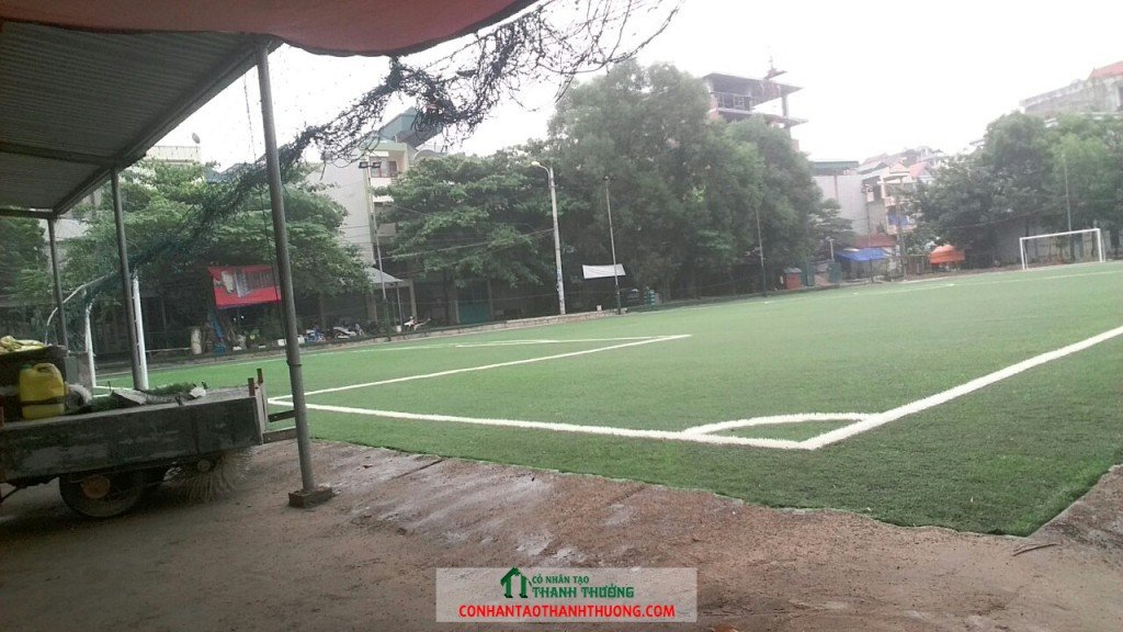 Sân bóng đá cỏ nhân tạo được bảo dưỡng lại