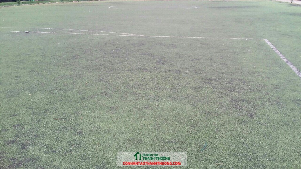 mặt sân bóng đá cỏ nhân tạo cũ