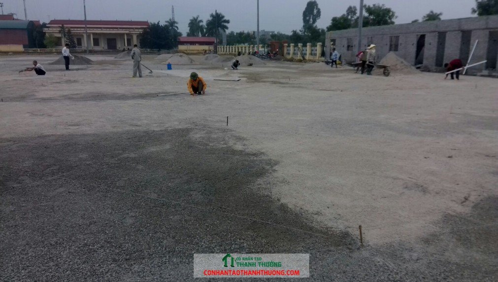 Cán mạt sân bóng đá cỏ nhân tạo