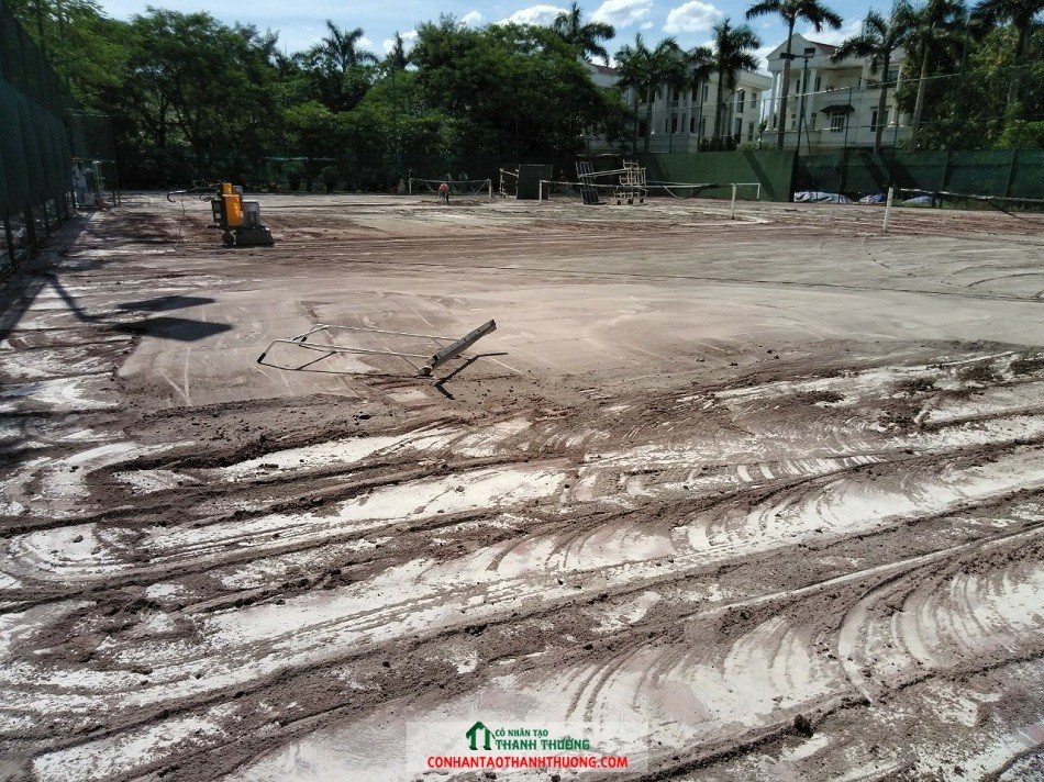 Mài mặt sân tennis cũ bằng máy mài 3 pha