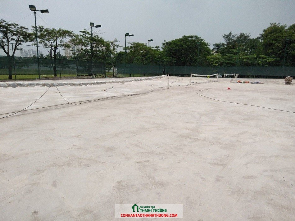 mặt sân tennis sau khi mài xong